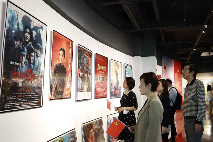看海報、學黨史，健康產(chǎn)業(yè)公司黨總支組織參觀“紅色電影海報展”1_副本.jpg