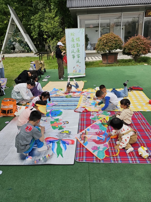 6舜天股份的小朋友們席地而坐，以“童心”繪廉潔_副本.jpg